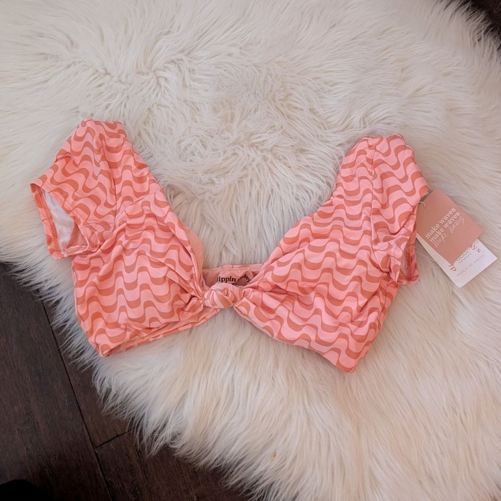 NWT Dippin Daisy's Vision Pink White Wave Pattern Short Sleeve Bikini Top Small